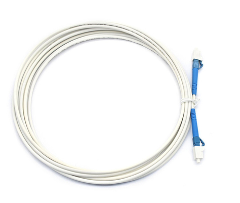 Niedrige Einfügungsverluste LC Patch Cord Faserkabel Duplex Simplex Weißfarbe Jackett Blaufarbener Stecker