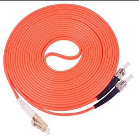 SM/OM1-OM5 Fasertyp LC-ST UPC/APC Simplex/Duplex Glasfaserpatch Cord für Netzwerke ≤0,3 dB Einsetzverlust