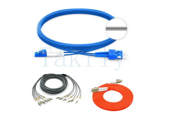 Gepanzerte Faser-Patch-Kabel. Edelstahlröhre und Kevlar verstärkt. Biegeunempfindlich für FTTH, Rechenzentrum und industrielle Netzwerke.