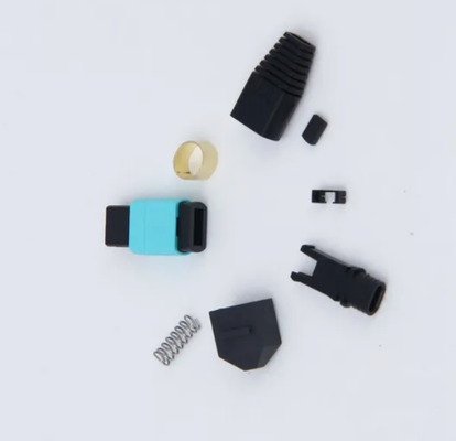 12‐Fiber MTP® High‐Density Pre‐terminated Fiber Optic Connector für die Verkabelung von Rechenzentren mit hoher Dichte und die direkte Verbindung von optischen Modulen mit 40G/100G/400G.