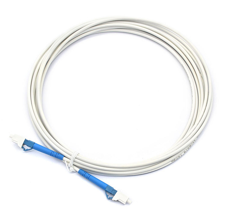 Niedrige Einfügungsverluste LC Patch Cord Faserkabel Duplex Simplex Weißfarbe Jackett Blaufarbener Stecker