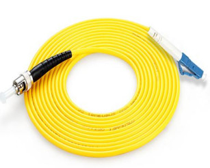 SM/OM1-OM5 Fasertyp LC-ST UPC/APC Simplex/Duplex Glasfaserpatch Cord für Netzwerke ≤0,3 dB Einsetzverlust